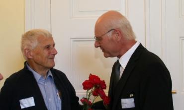 Prof. Korn gratuliert seinem Schüler Prof. Jumar; Foto: ifak e.V. 