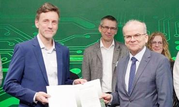 Urkundenverleihung durch Staatssekretär Dr. Rolf-Dieter Jungk