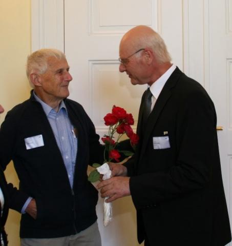 Prof. Korn gratuliert seinem Schüler Prof. Jumar; Foto: ifak e.V. 