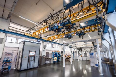 Das Bild zeigt die Forschungsfabrik (Research and Business Factory) der Demag Cranes & Components GmbH in Wetter. Demag ist einer der Partner im EmKoI-Projekt und entwickelt Technologien für die Intralogistik.