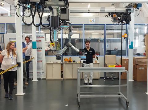 Vorführung des Demonstrators mit Roboterarm
