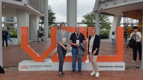 Stephanie Schönfelder, Michael Ogurek und Corina Kleps während der Konferenz an der Vietnamese-German University in Binh Duong