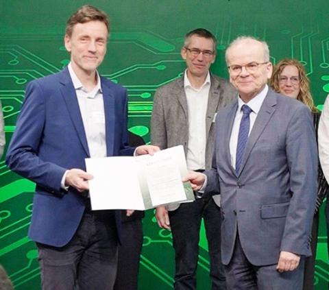 Urkundenverleihung durch Staatssekretär Dr. Rolf-Dieter Jungk